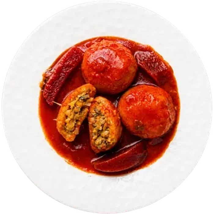 קובה צמחוני בצלחת עם מרק, צילום על רקע שחור