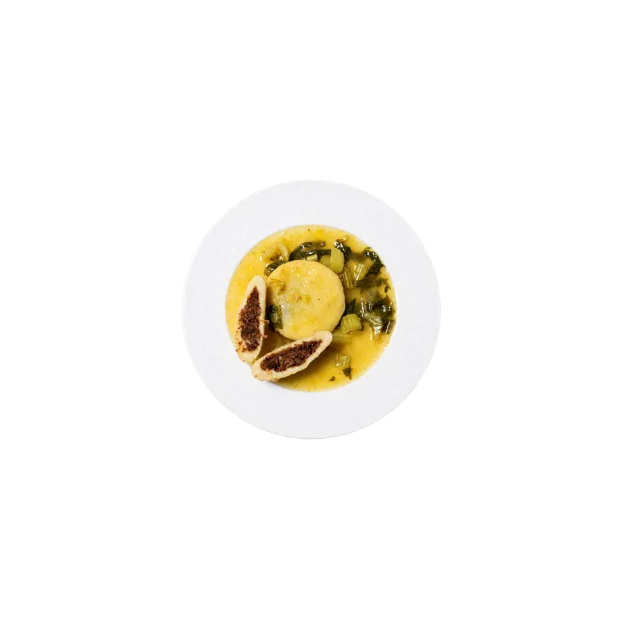 קובה חמוסטה בצלחת עם מרק, צילום על רקע שחור